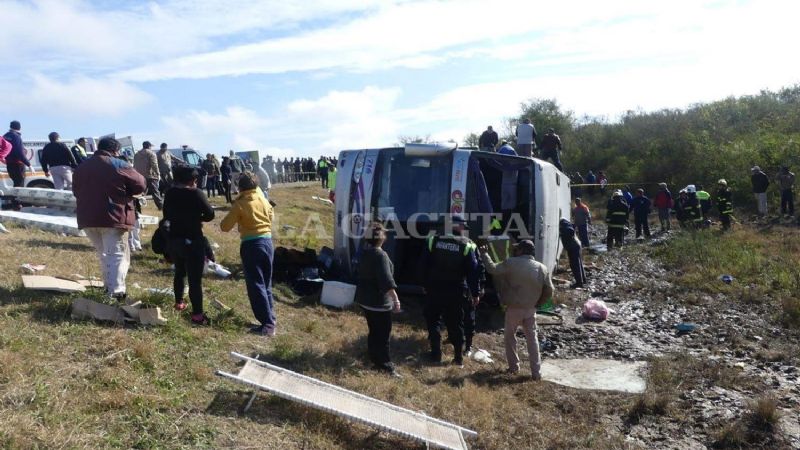Son 16 los muertos tras el vuelco de un colectivo en La Madrid