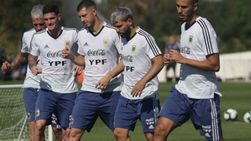 Scaloni mantiene una duda, pero el “Kun” no se toca