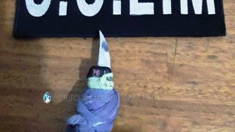 Arrestan a dos jóvenes y secuestran un elemento punzante