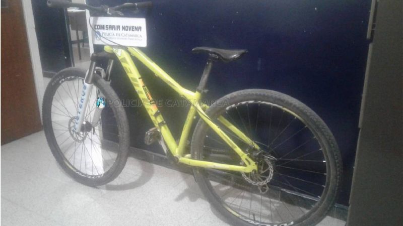 Le pegaron a un niño para robarle la bicicleta