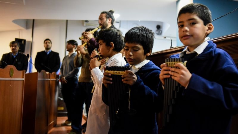 La Orquesta Andina Sayani interpretó el Himno Nacional en la Legislatura