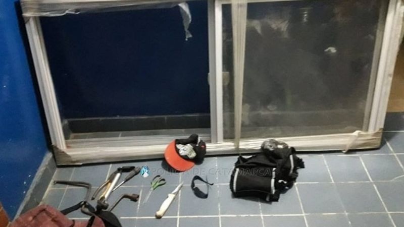 En bicicleta llevaba una ventana robada