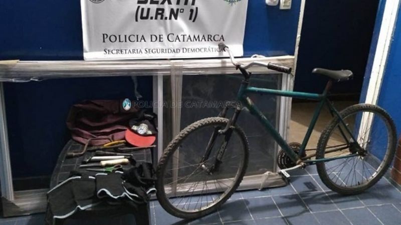 En bicicleta llevaba una ventana robada