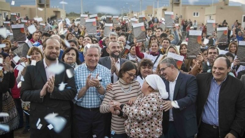 La Gobernadora entregó viviendas a otras 60 familias en Valle Chico
