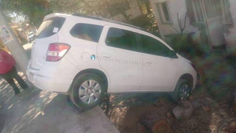 Dejó el auto sin freno de mano y cayó al jardín de una casa