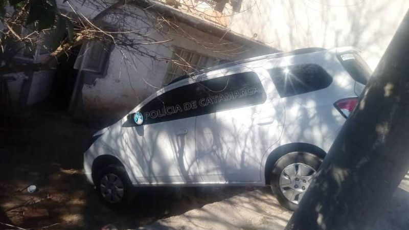 Dejó el auto sin freno de mano y cayó al jardín de una casa