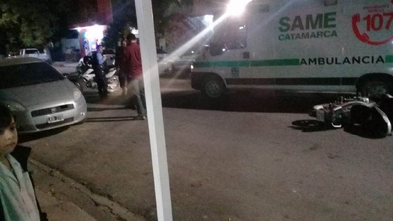 Abrió la puerta del auto cuando pasaba una moto