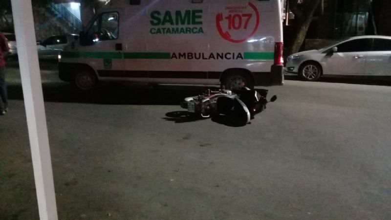 Abrió la puerta del auto cuando pasaba una moto