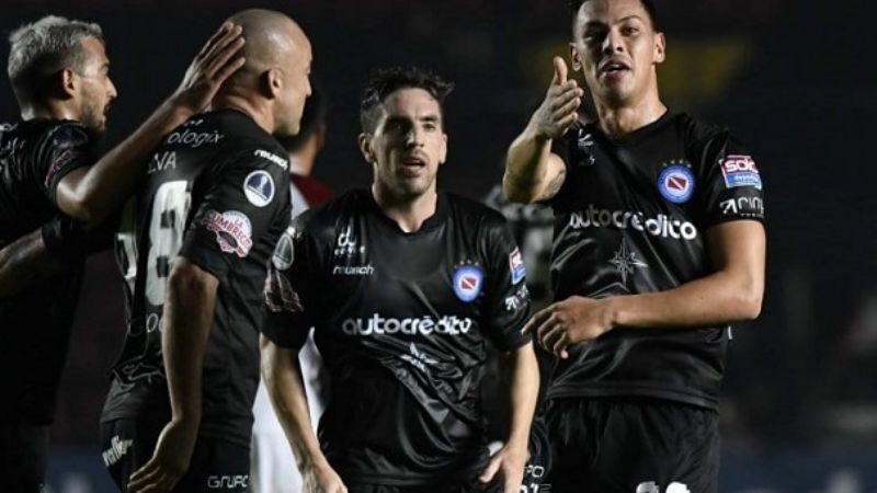 Argentinos sorprendió a Colón por la Sudamericana, en Santa Fe