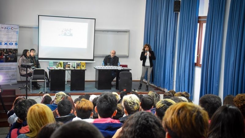 Entrega de insumos escolares a escuelas preuniversitarias