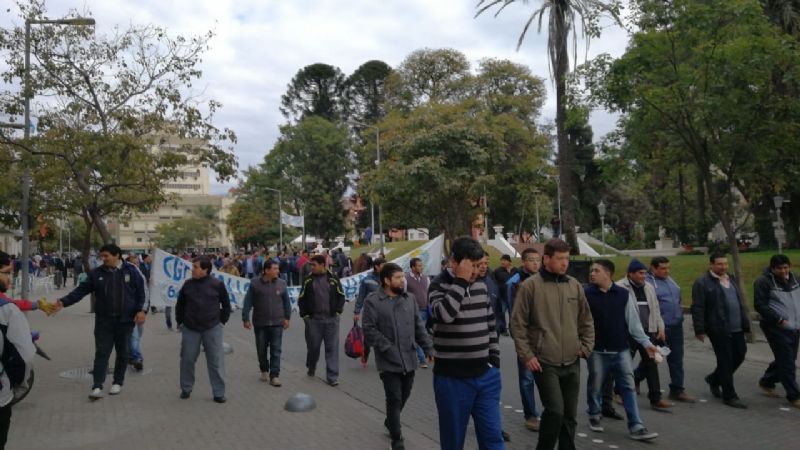 Masiva protesta de colectiveros en Casa de Gobierno
