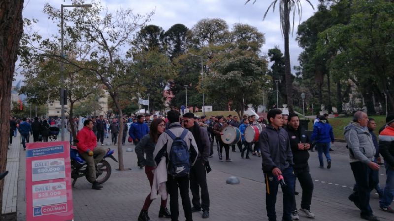 Masiva protesta de colectiveros en Casa de Gobierno