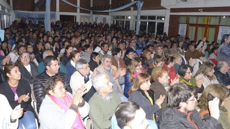 Una multitud acompañó a Sánchez en la presentación de su candidatura