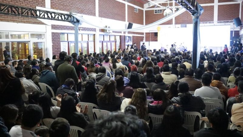 Una multitud acompañó a Sánchez en la presentación de su candidatura