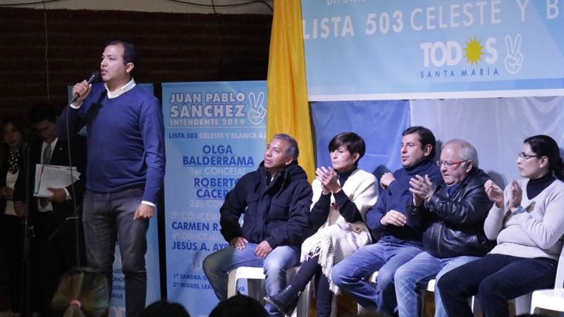 Una multitud acompañó a Sánchez en la presentación de su candidatura