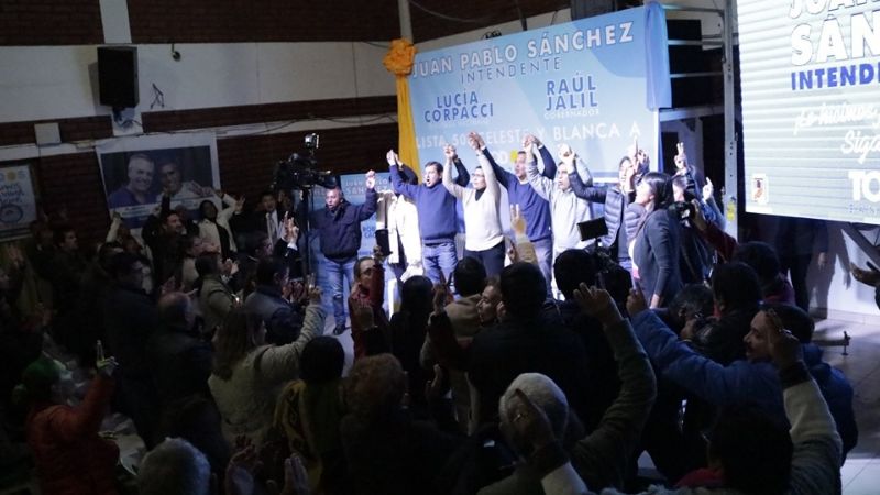Una multitud acompañó a Sánchez en la presentación de su candidatura