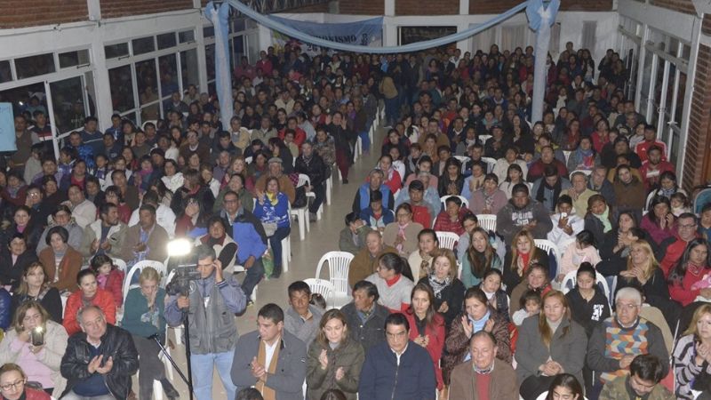 Una multitud acompañó a Sánchez en la presentación de su candidatura