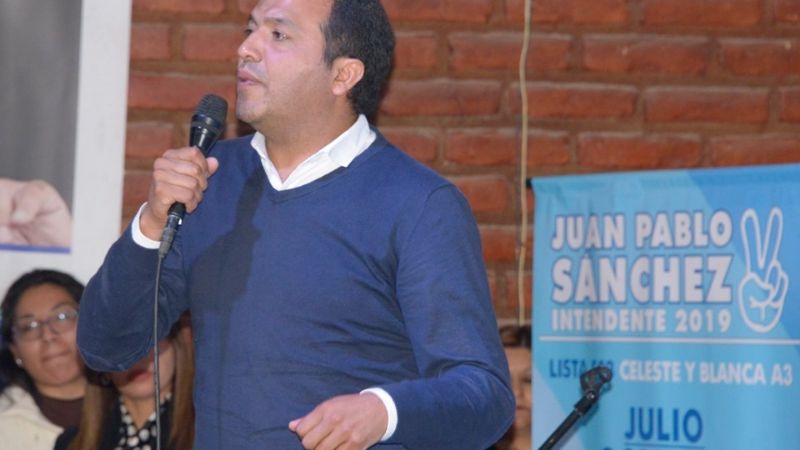Una multitud acompañó a Sánchez en la presentación de su candidatura