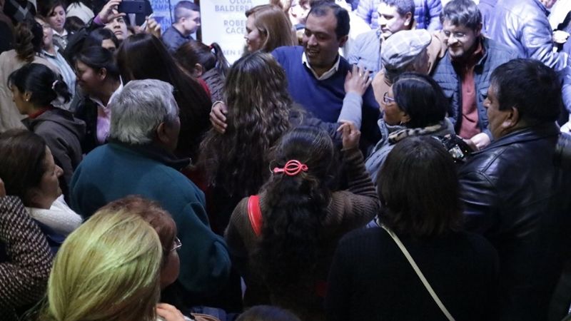 Una multitud acompañó a Sánchez en la presentación de su candidatura