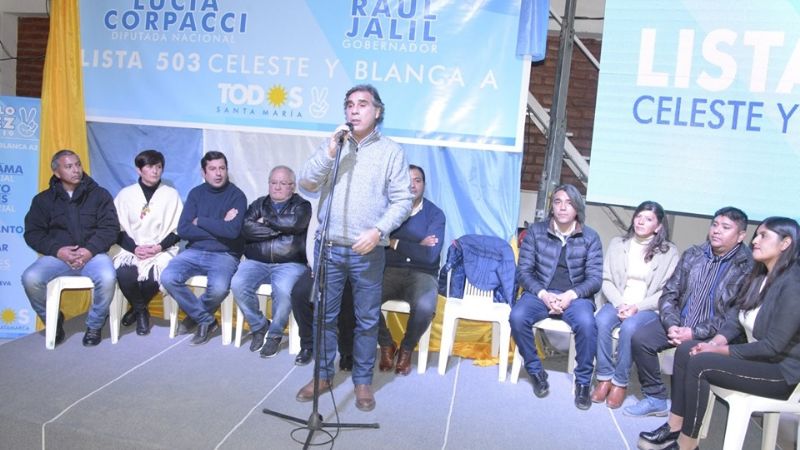 Una multitud acompañó a Sánchez en la presentación de su candidatura