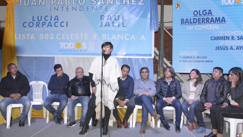 Una multitud acompañó a Sánchez en la presentación de su candidatura