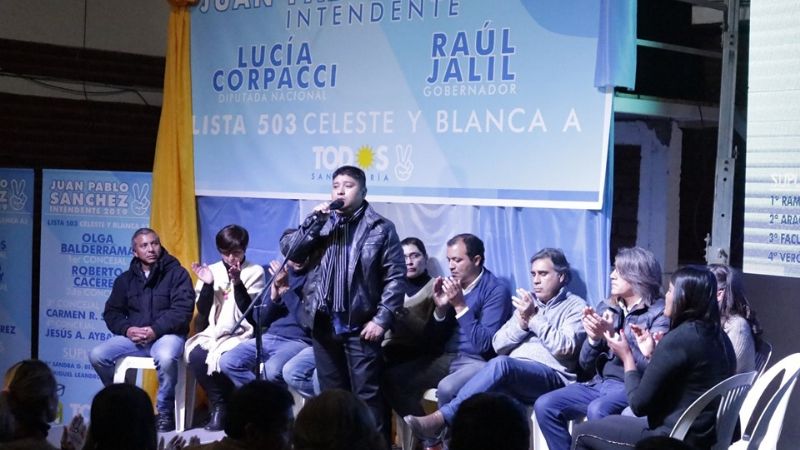 Una multitud acompañó a Sánchez en la presentación de su candidatura