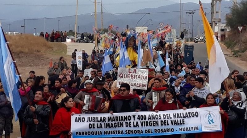 Colorido misachico acompañó a la Virgen en la apertura del Poncho