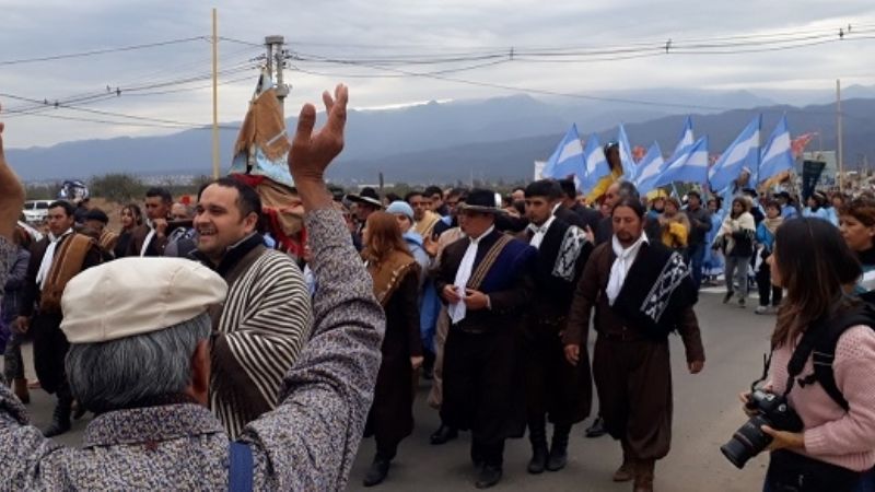 Colorido misachico acompañó a la Virgen en la apertura del Poncho