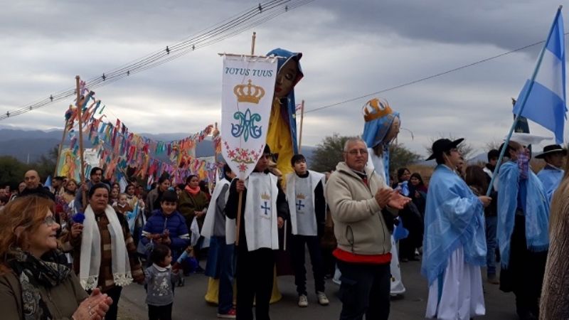 Colorido misachico acompañó a la Virgen en la apertura del Poncho