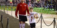 MORA, con su hijo Máximo, al ingresar por última vez al Monumental.