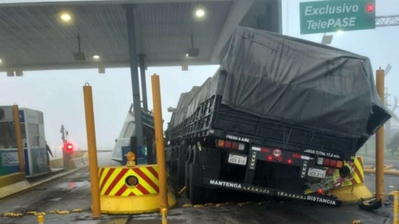 Camión chocó una cabina de peaje y un vehículo en la autopista a Santa Fe