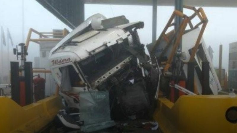 Camión chocó una cabina de peaje y un vehículo en la autopista a Santa Fe