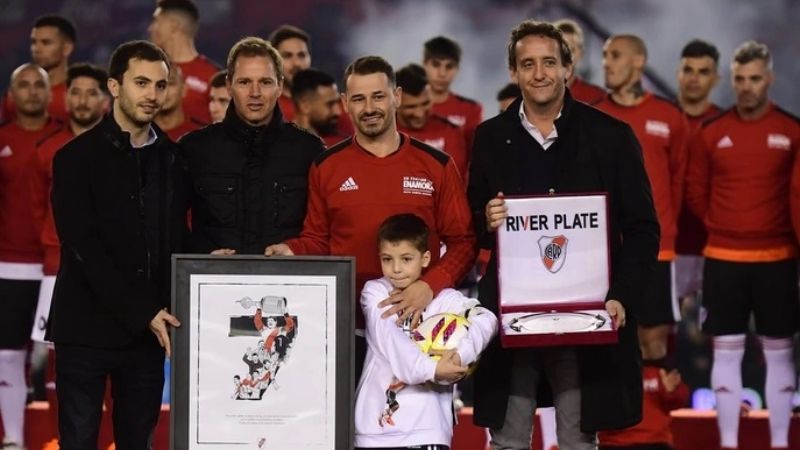 River le brindó una emotiva despedida al uruguayo Mora