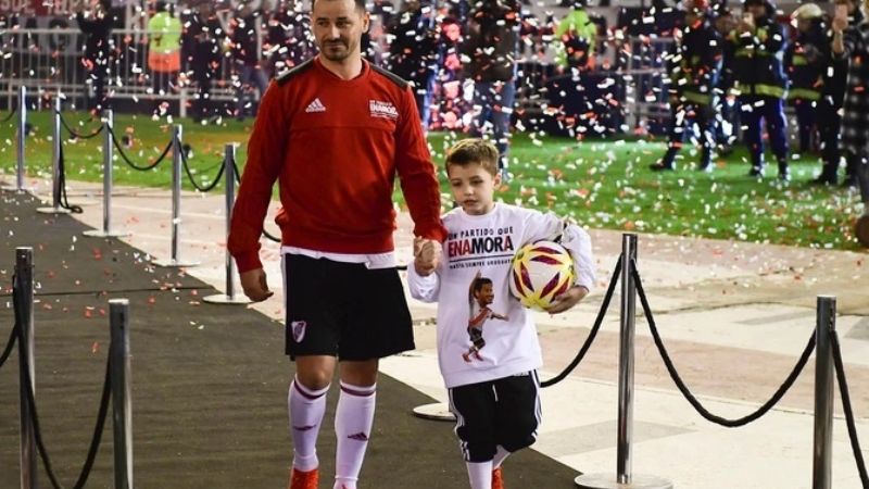 River le brindó una emotiva despedida al uruguayo Mora