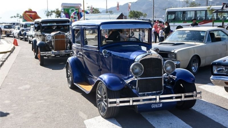 Muestra estática de autos clásicos en la Fiesta del Poncho