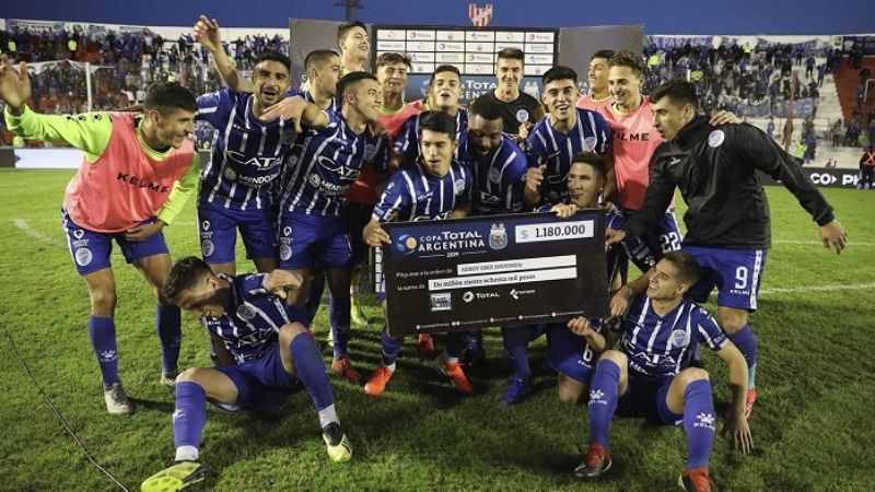 Insólita definición por penales y gol de Varela en pase del Tomba