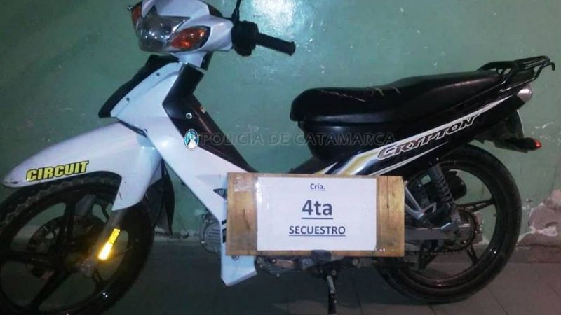 Arrestan a un joven y secuestran una moto