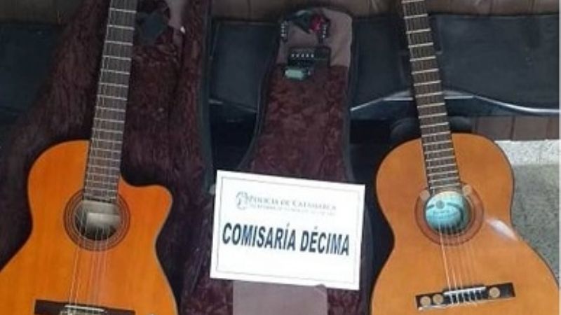 En un baldío encuentran dos guitarras