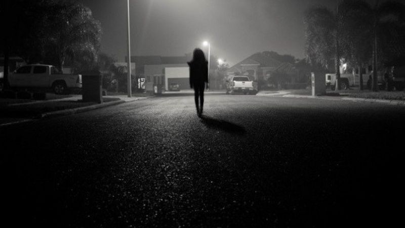 Una joven encontró a una niña deambulando sola y desorientada