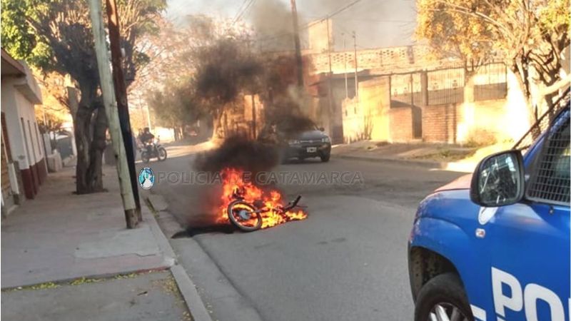 Se incendió una moto que tenía problemas en el motor