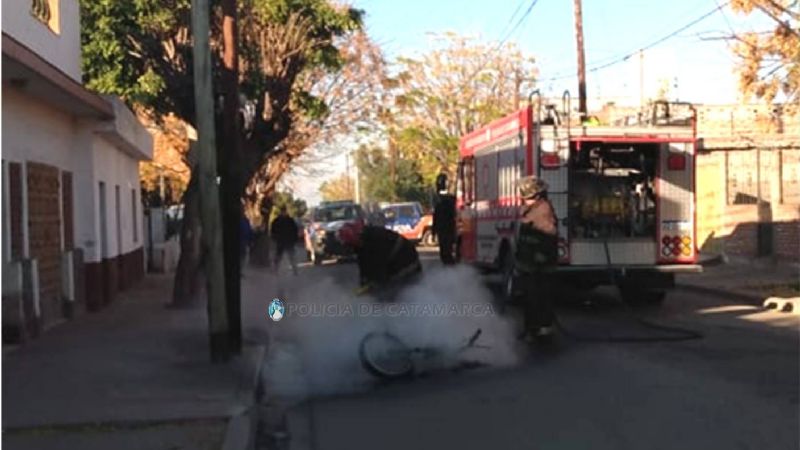 Se incendió una moto que tenía problemas en el motor