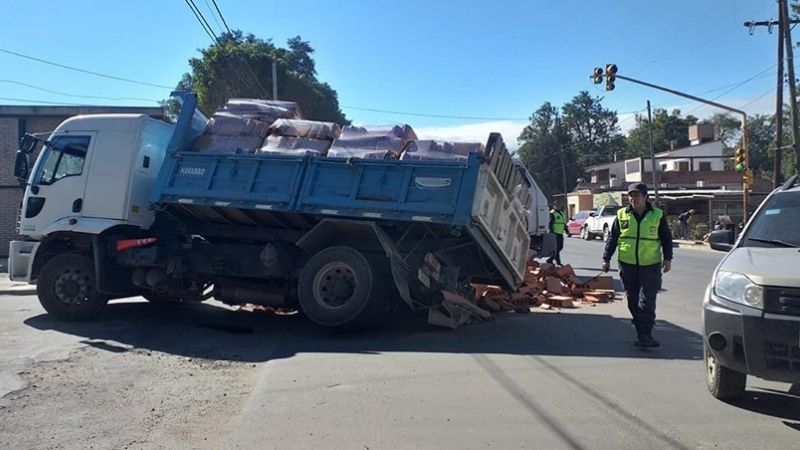 Cedió el pavimento y camión perdió carga de ladrillones