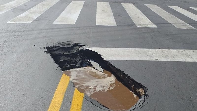 Cedió el pavimento y camión perdió carga de ladrillones