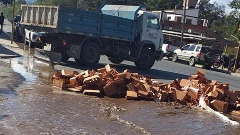 Cedió el pavimento y camión perdió carga de ladrillones