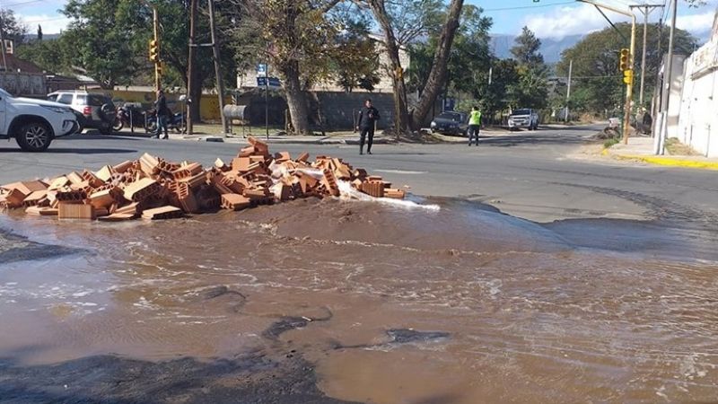 Cedió el pavimento y camión perdió carga de ladrillones