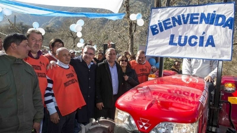 La Gobernadora entregó maquinaria para productores de Capayán