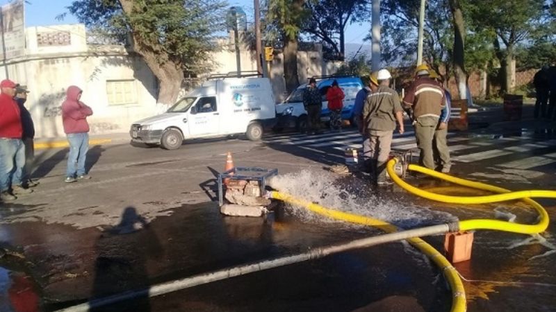 Aseguran que el caño de agua se rompió al sacar el camión hundido