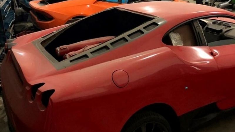 Desbarataron una fábrica que falsificaba autos Ferrari y Lamborghini