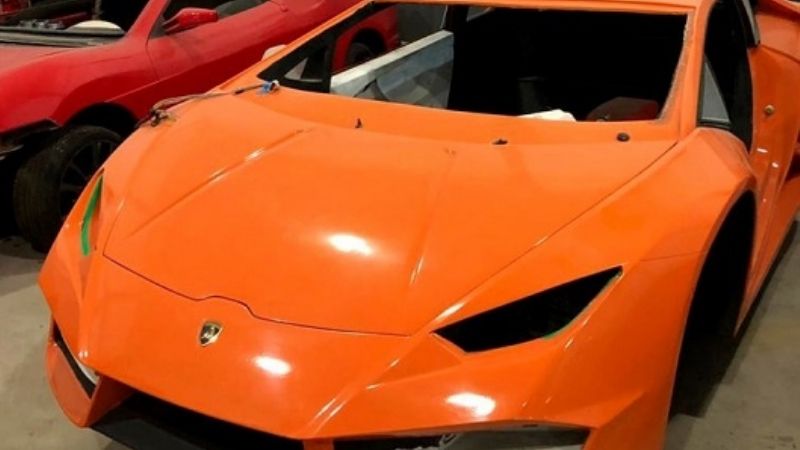 Desbarataron una fábrica que falsificaba autos Ferrari y Lamborghini