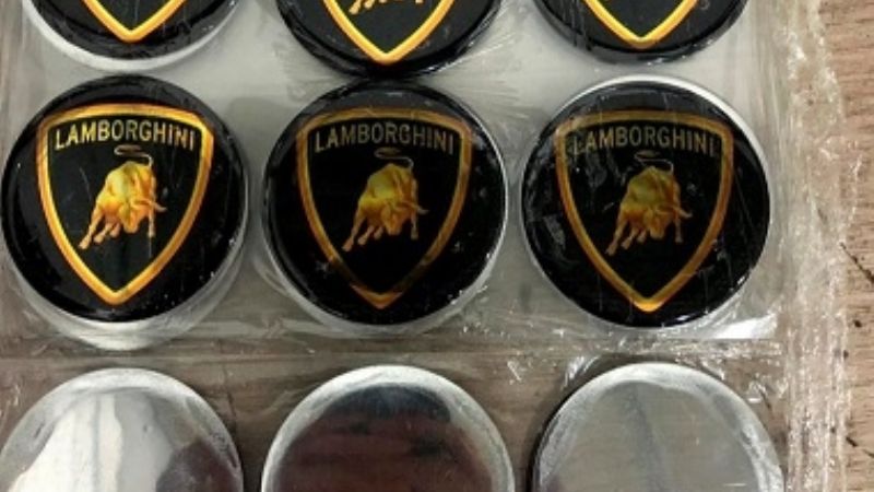 Desbarataron una fábrica que falsificaba autos Ferrari y Lamborghini